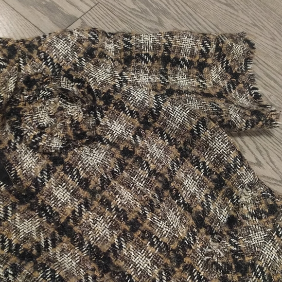 Beautiful cape by Chanel 🌸🌸🍀🌸🌸🌼🌼🌼 - Picture 8 of 15